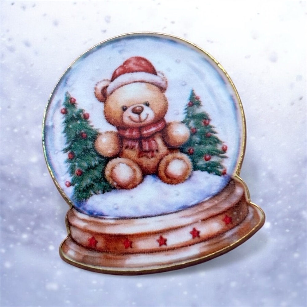 NWOT Bear Snow Globe Pin